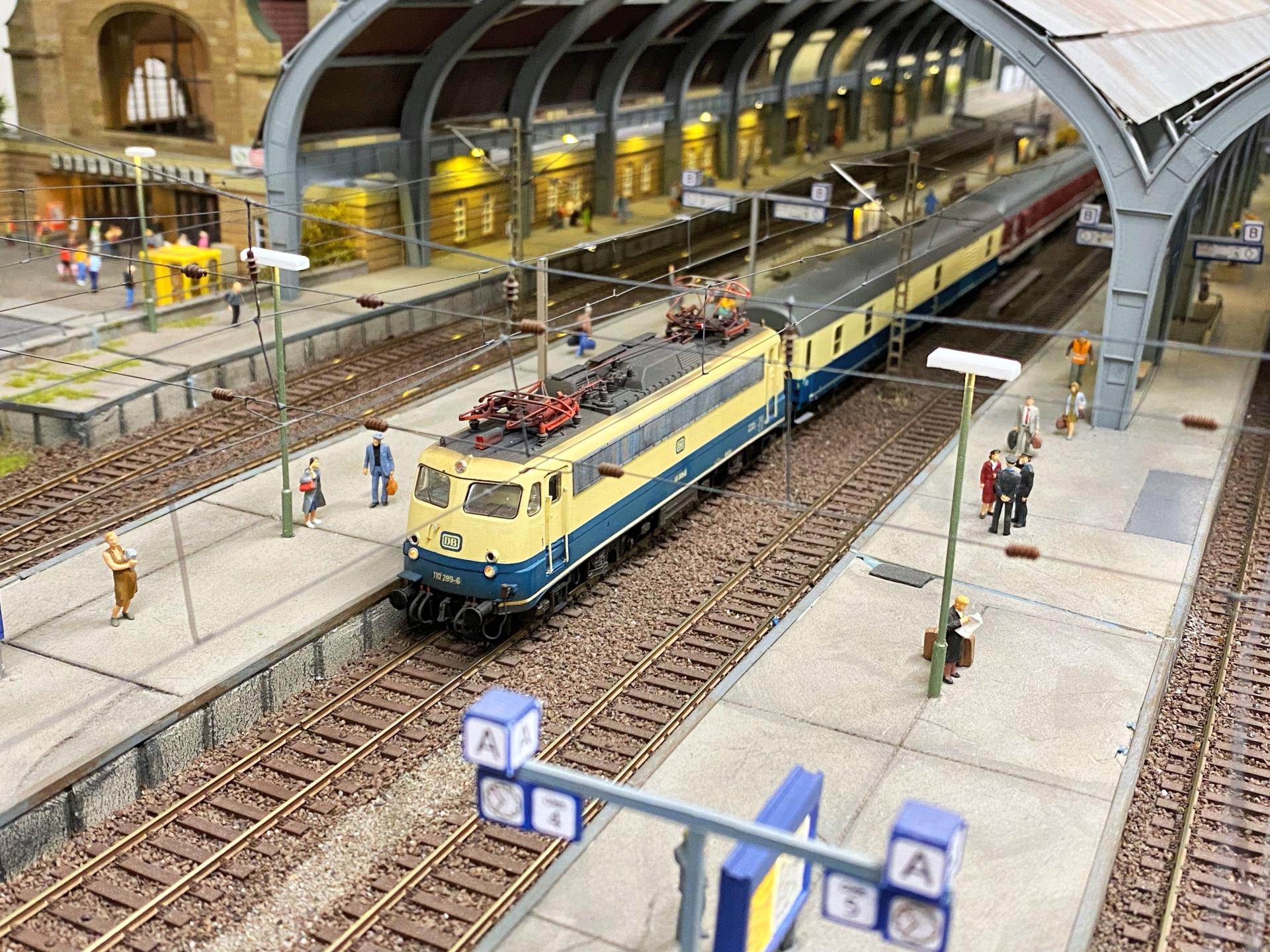 Bahnsteige und Bahnhöfe