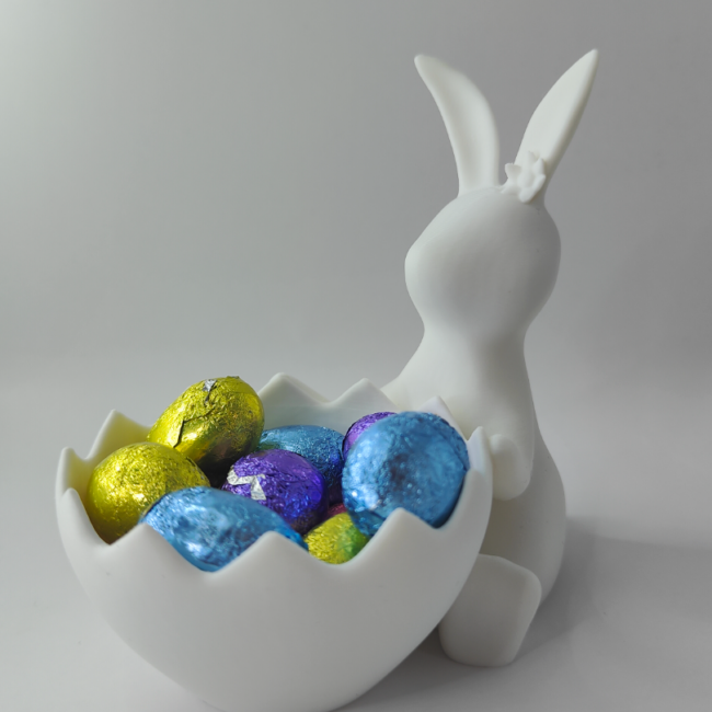 Osterhase mit Eierkorb