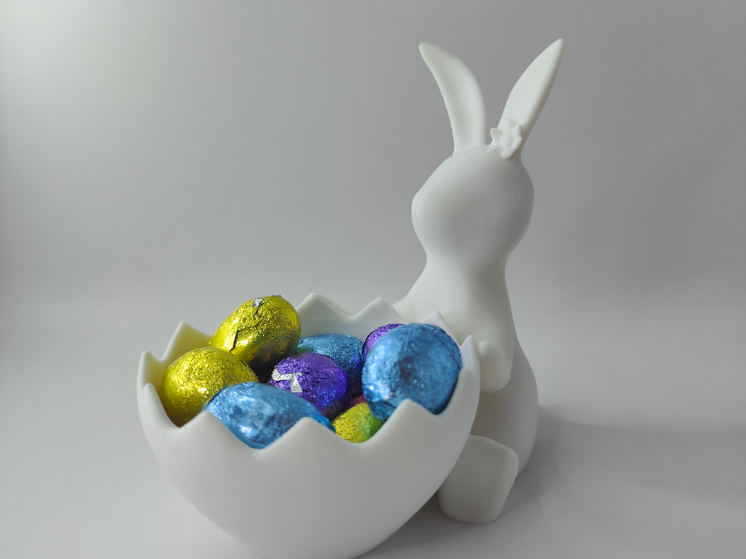 Osterhase mit Eierkorb